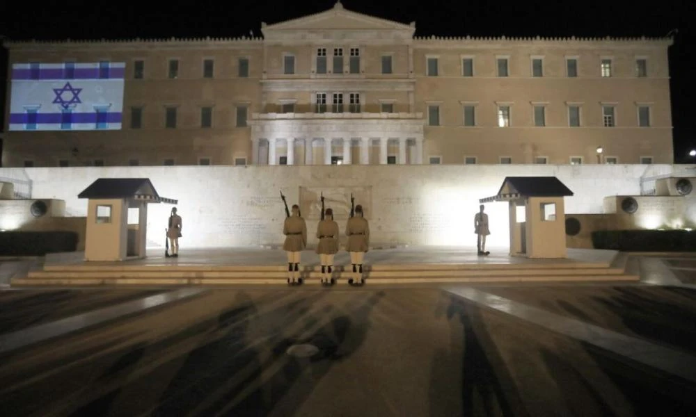 Η Βουλή φωταγωγήθηκε στα χρώματα της σημαίας του Ισραήλ